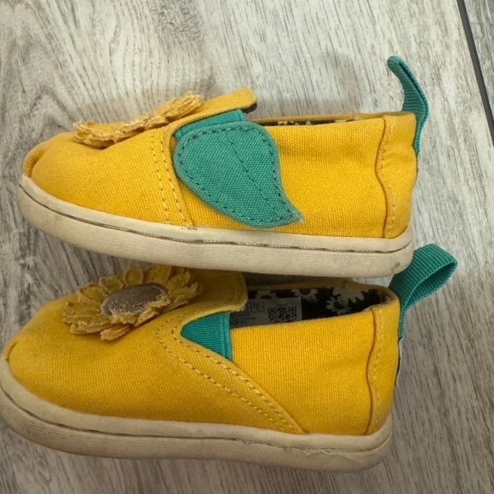 TOMS Kids Yellow and Green Sunflower Moccasins